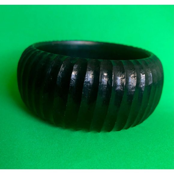 Large Vintage Dark Wood Carved Boho Bangle - Picture 4 of 4